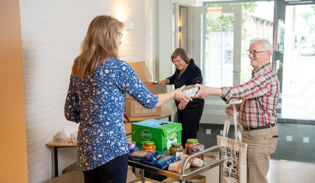 De hele buurt shopt voor de Voedselbank 