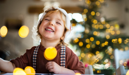 Kerst met je baby, peuter of kleuter: dit kun je thuis doen 