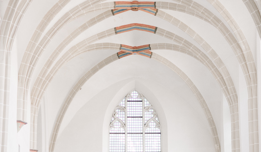 Waarom protestantse kerken witte muren en hoge preekstoelen hebben