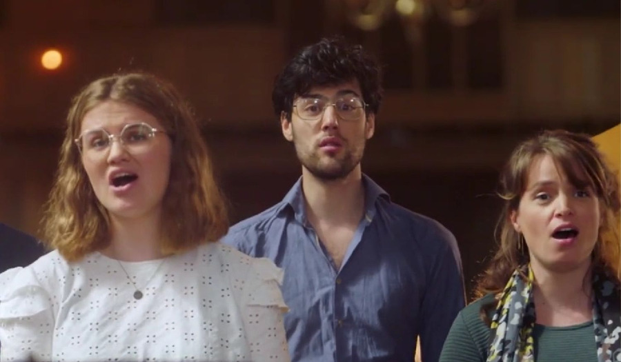 Lied 473: Er is een roos ontloken (met tekst en video)