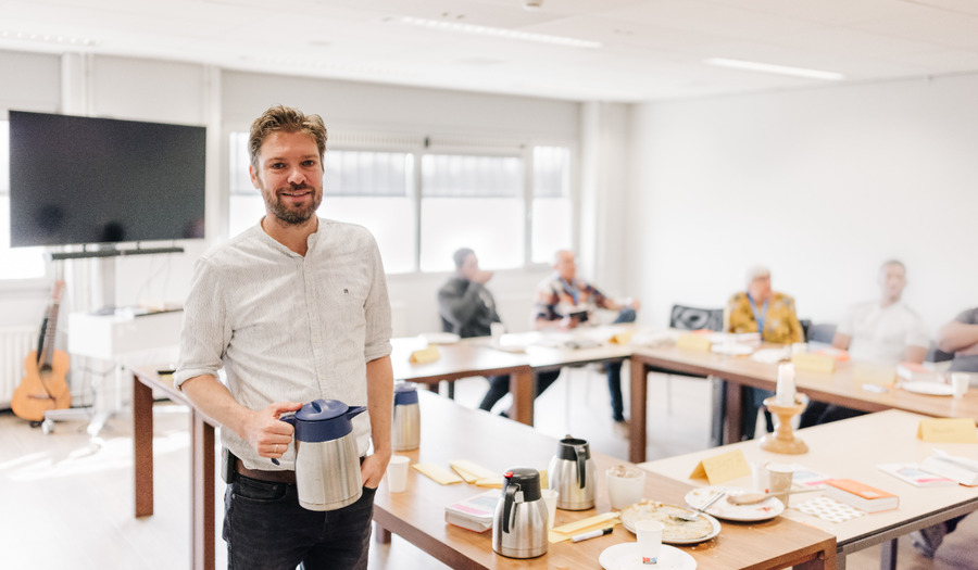 Praten over God tussen de bajesmuren