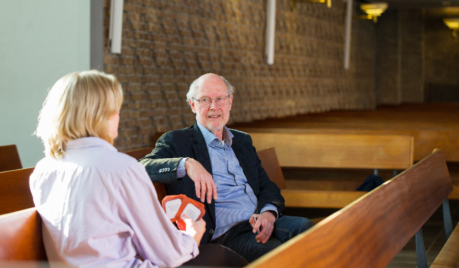 Twee generaties in gesprek over geloof, keuzes en vragen die blijven: “God zoekt ons al”