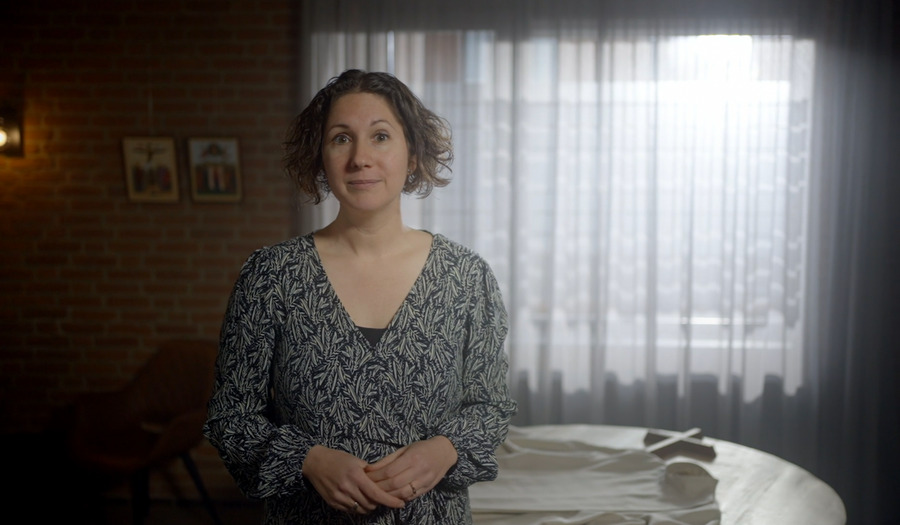 Predikant draagt toga van haar overleden moeder: ‘God is altijd bij mij’