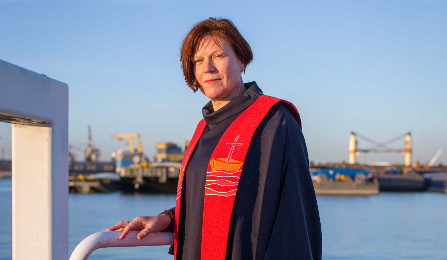 In toga op het dek: predikant Helene Perfors over geloof in de haven