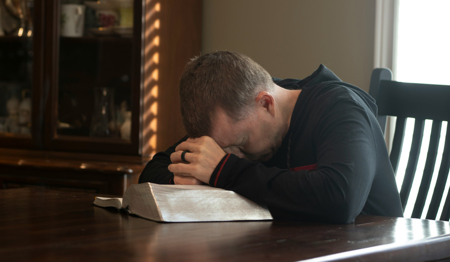 Een gebed van Huub Oosterhuis: Gij die weet wat in mensen omgaat