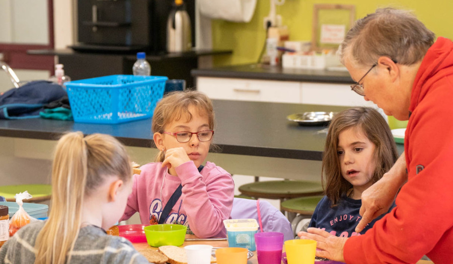 Kerkvrijwilligers verzorgen dagelijks een ontbijt op de Emmaschool in Apeldoorn 