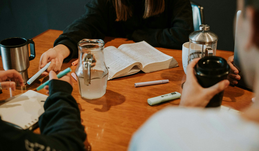 Column Esther: Krimpende kerk? God zelf gaat door