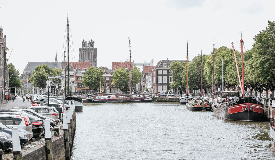 Deze wandelroute door Dordrecht brengt je langs eeuwenoude kerken én verborgen hofjes